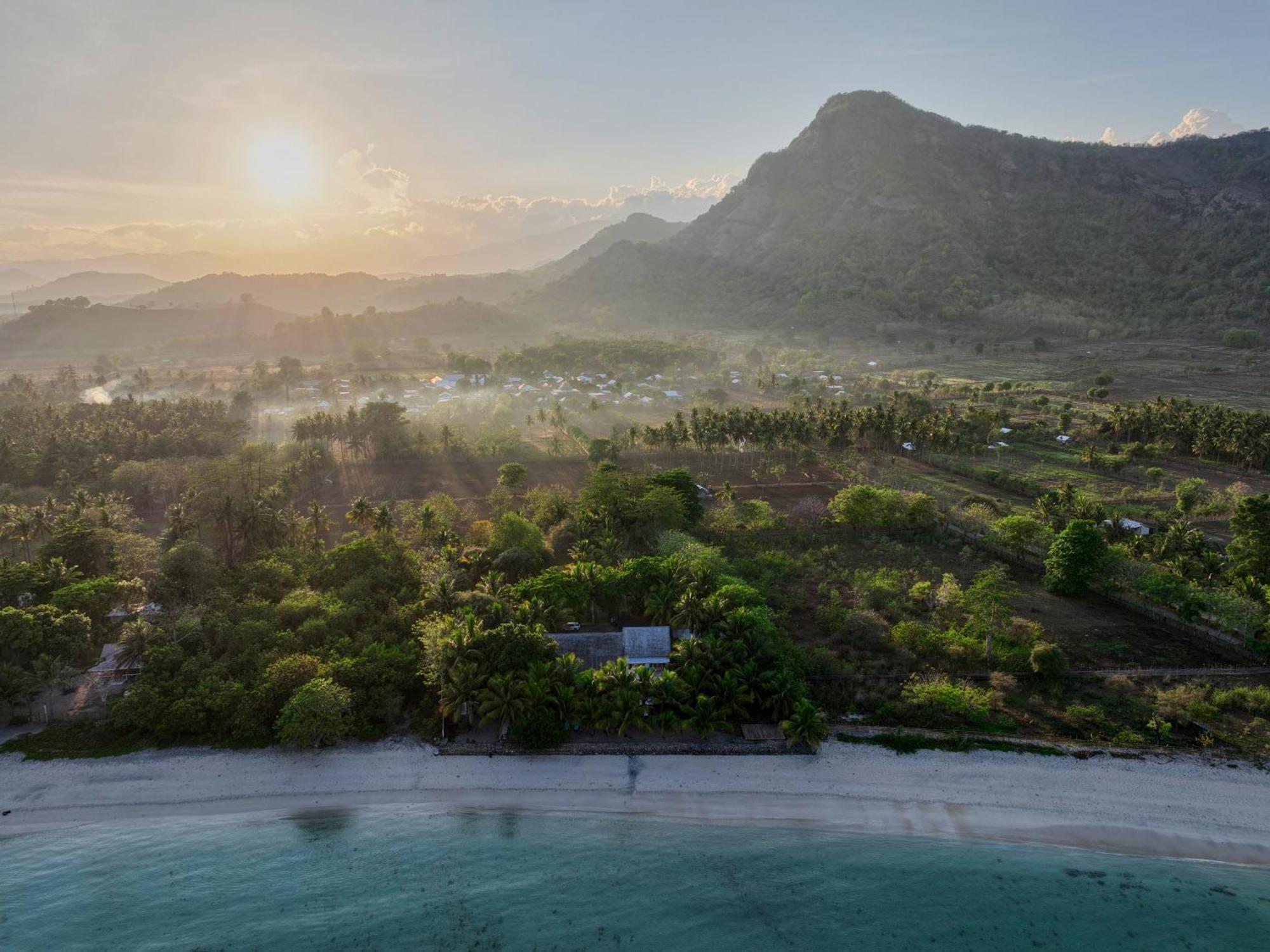 Myamo Beach Lodge Jereweh Exteriör bild