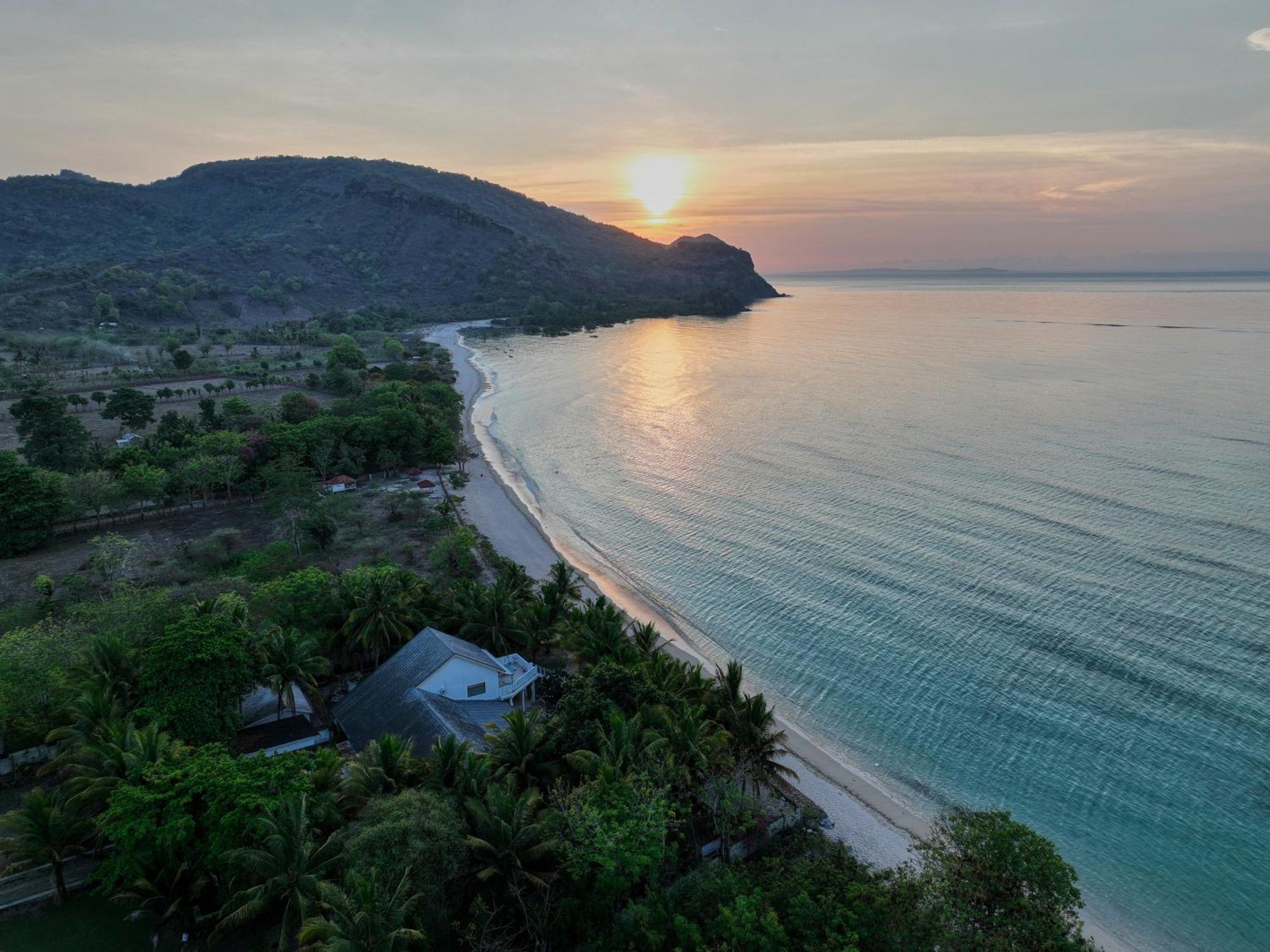 Myamo Beach Lodge Jereweh Exteriör bild