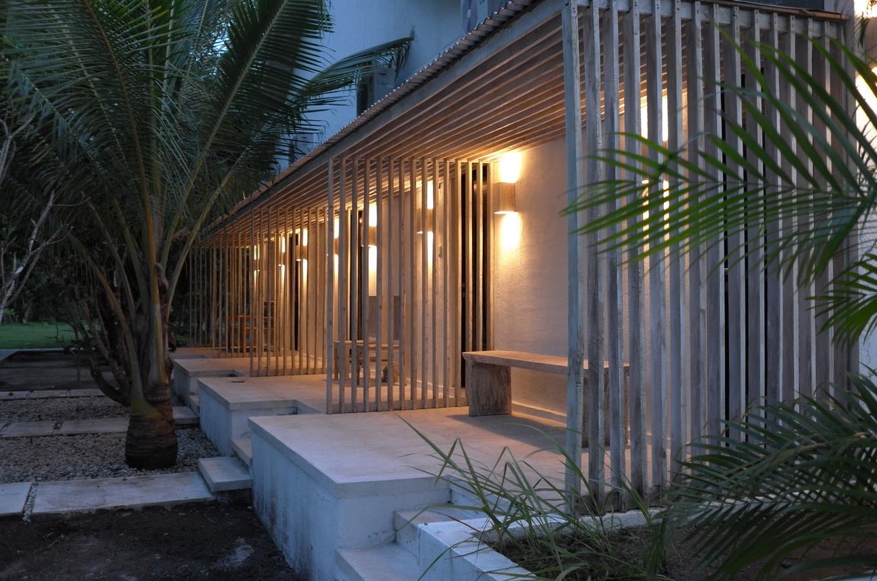 Myamo Beach Lodge Jereweh Exteriör bild